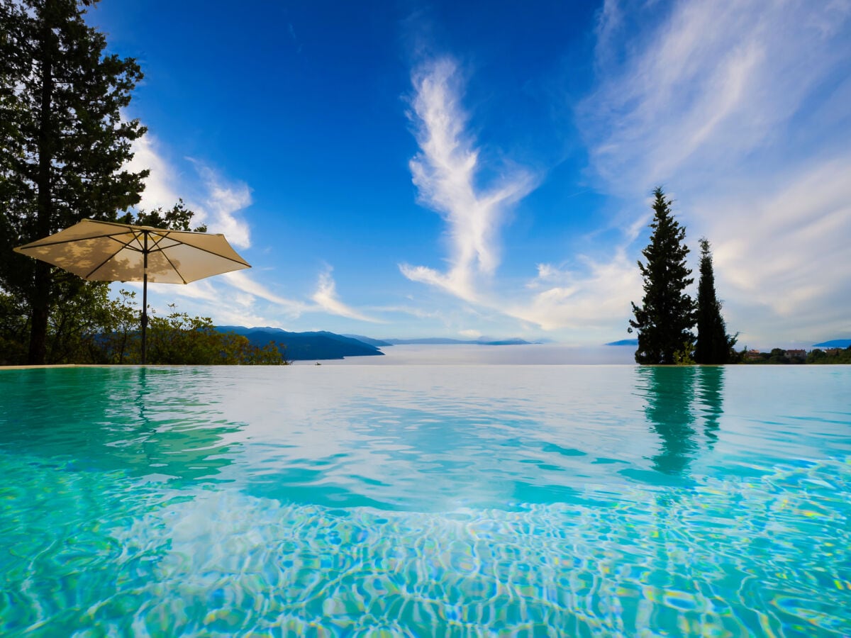 Infinity Pool im Wasser