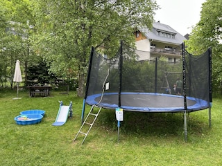 Trampolin im Garten