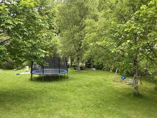 Garten mit Trampolin und Schaukel