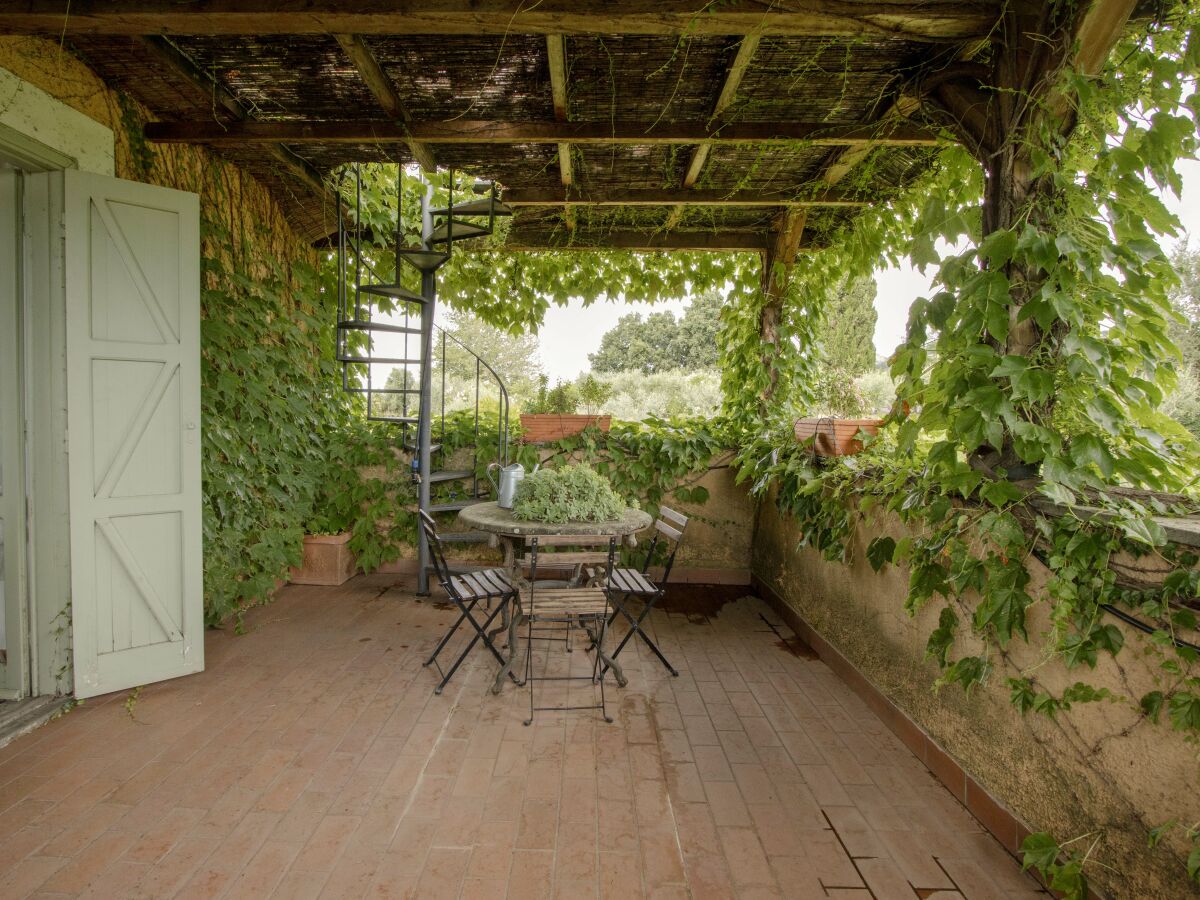 Oestliche Dachterrasse mit Sicht ins Grüne und Berge