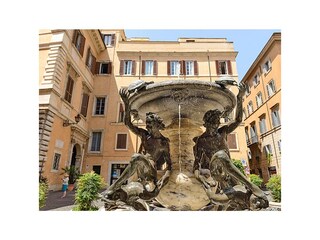 Fontana delle Tartarughe, Palazzo Costaguti at its back