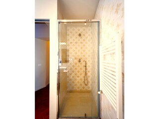 Shower enclosure of 2nd bathroom of lower floor