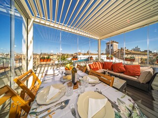 Panoramic living-dining room. Roof can be opened.