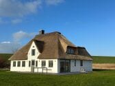 Thatched roof house Meergut directly on the North Sea