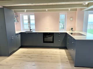 Perfekt ausgestattete offene Küche im Meergut