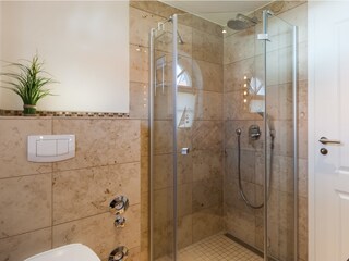 Bodenebene Dusche mit Raindance-Schwallbrause