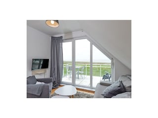 Wohnbereich mit Blick zum Balkon