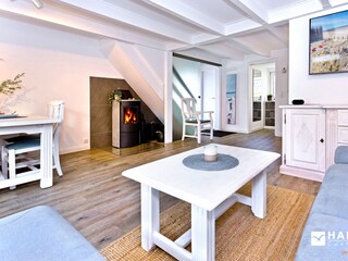 Wohn-Essbereich mit Blick zum Kamin