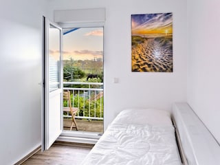 2. Schlafzimmer mit Zugang zum Balkon