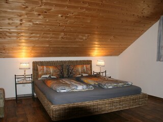 Schlafzimmer mit Balkonanschluss