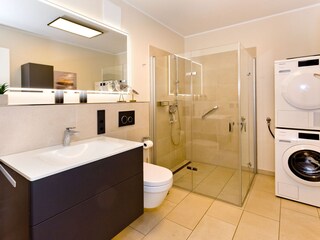 Badezimmer mit Waschmaschine und Trockner