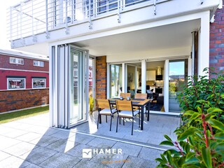 Terrasse mit verglaster Loggia