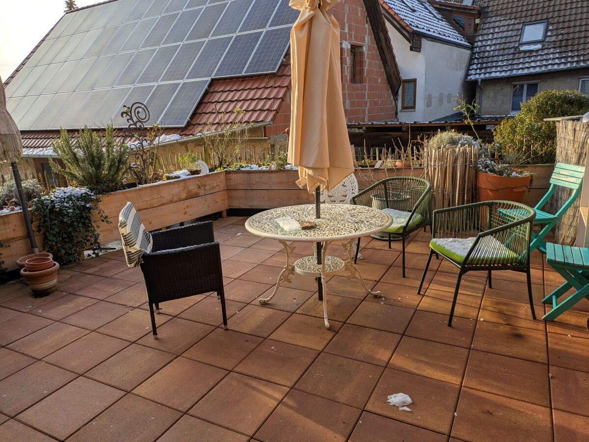 Die winterliche Terrasse ist im Sommer Rosenparadies