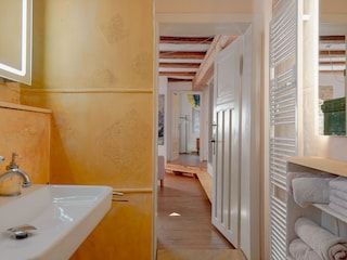 Bad mit Blick ins Wohnzimmer