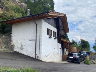 Parken seitlich/vorm Haus