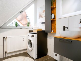 Tageslichtbad mit Waschmaschine