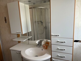 Bad mit Duchse WC und Waschtisch