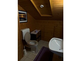 Kleines Bad im Dachgeschoss mit WC und Waschtisch