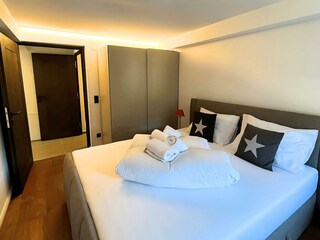 Schlafzimmer 1-1