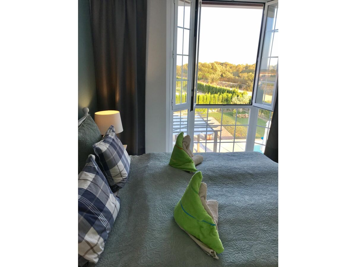 Hauptschlafzimmer mit Blick auf den Pool