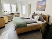 Schlafzimmer mit TV und Balkon