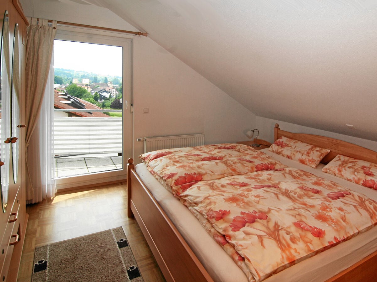 Schlafzimmer mit grossen Schränken und Balkon