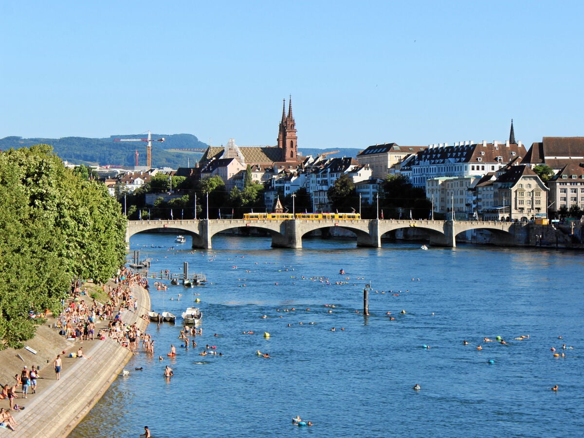 Basel mit Rhein und Blick auf den Münster