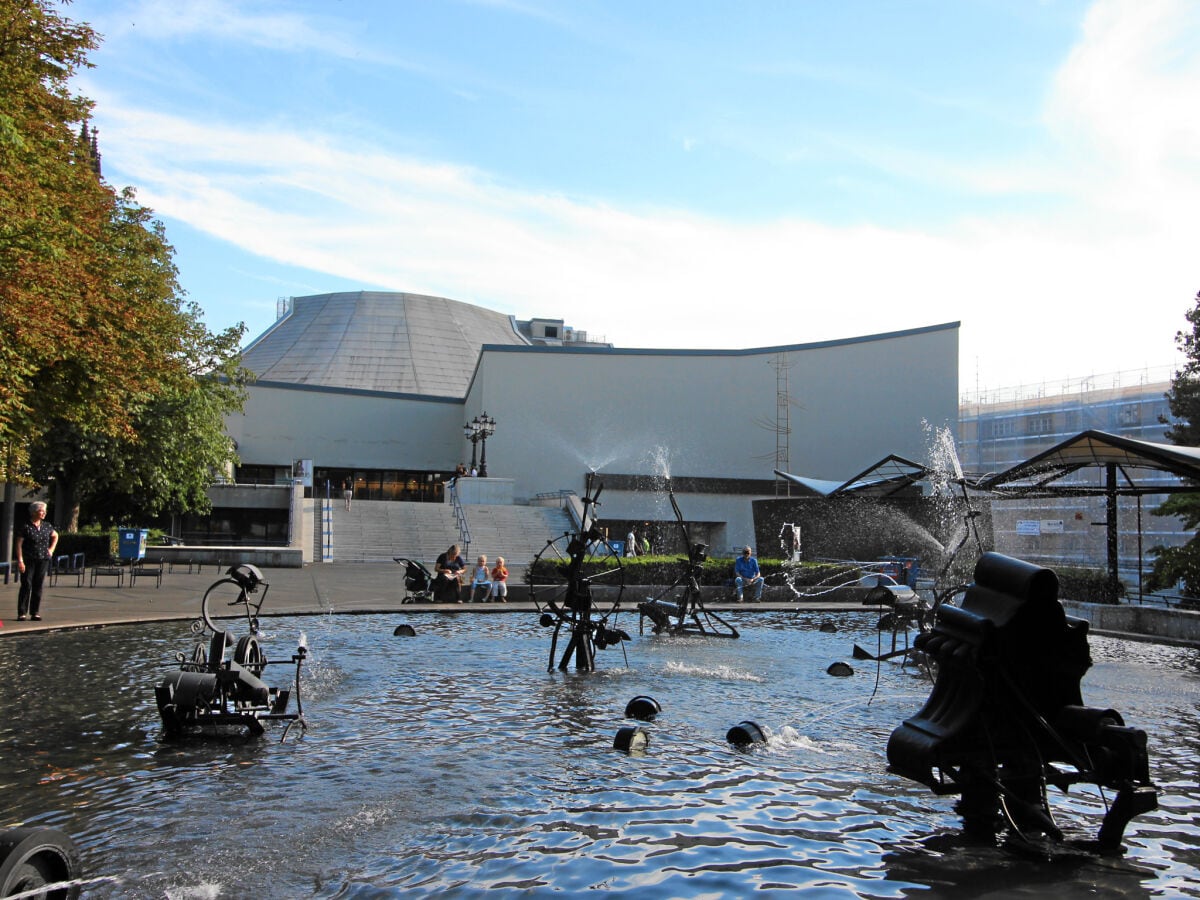 Tinguely-Brunnen und Stadttheater Basel