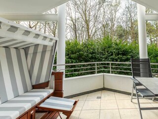 überdachter Südbalkon mit Blick ins ruhige Grüne