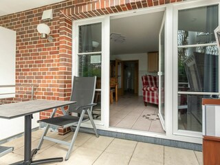 überdachter Südbalkon mit Strandkorb