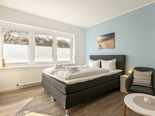 Wohnzimmer mit Doppelbett