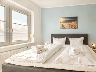 Wohnzimmer mit Doppelbett