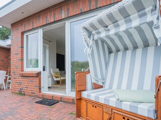 Gartenterrasse mit Strandkorb und Dünenstück