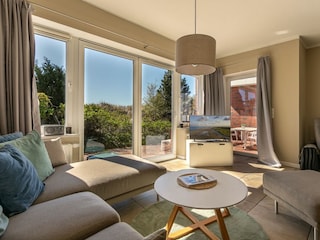 Sonniges Wohnzímmer mit Dünen-Terrasse