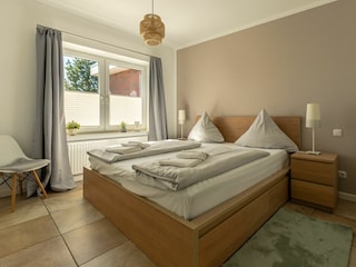 1. Schlafzimmer mit Blick zum Deich
