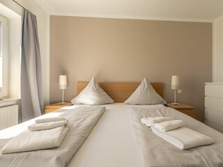 1. Schlafzimmer mit Blick zum Deich