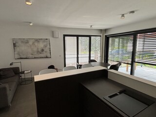 Kücheninsel  und Blick in den Raum