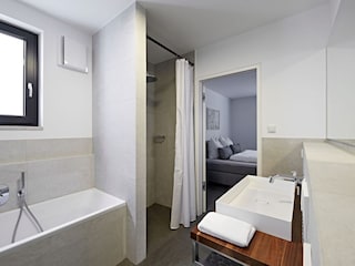 Bad mit Wanne und Dusche