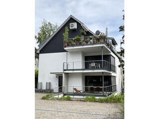 Hausansicht mit Balkon