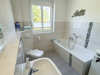 Bade mit Wanne und Dusche