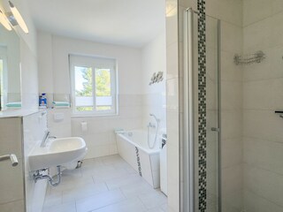 Bade mit Wanne und Dusche