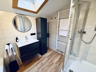 Badezimmer mit Dusche und Badewanne