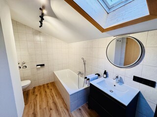 Badezimmer mit Badewanne