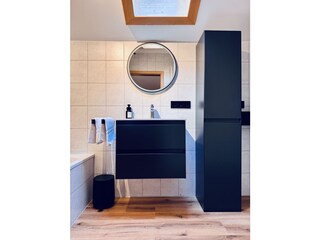Badezimmer mit Schrank