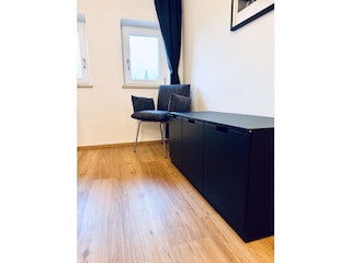 Kommode und Kofferablage im Schlafzimmer 1