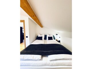 Bett im Schlafzimmer 2