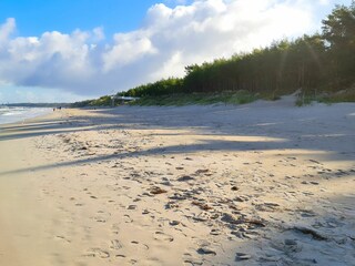 Grzybowo-Strand mit Kolberger Hafen im Background