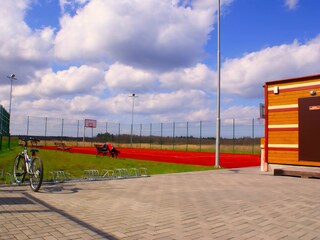 Multifunktionssportplatz mit Basketballkörben