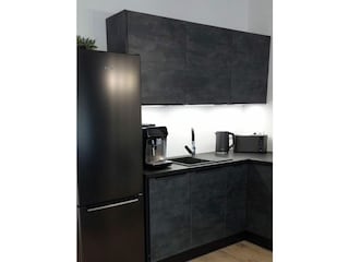 Küche mit Kaffeevollautomat