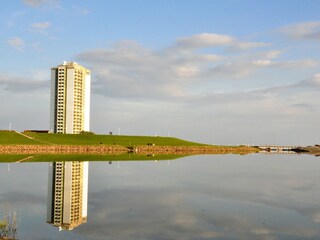 Hochhaus - Gespiegelt  in der Lagune